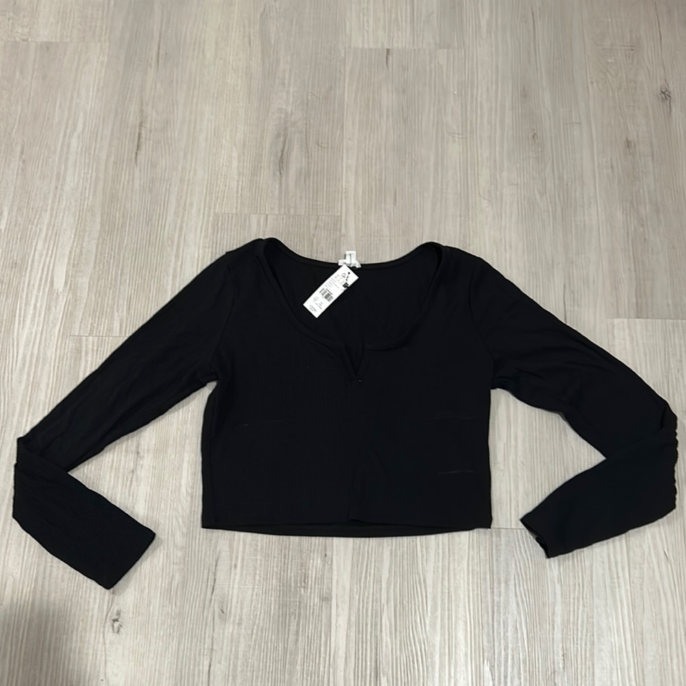 Garage cropped shirt. Women’s size large. In black. NWT